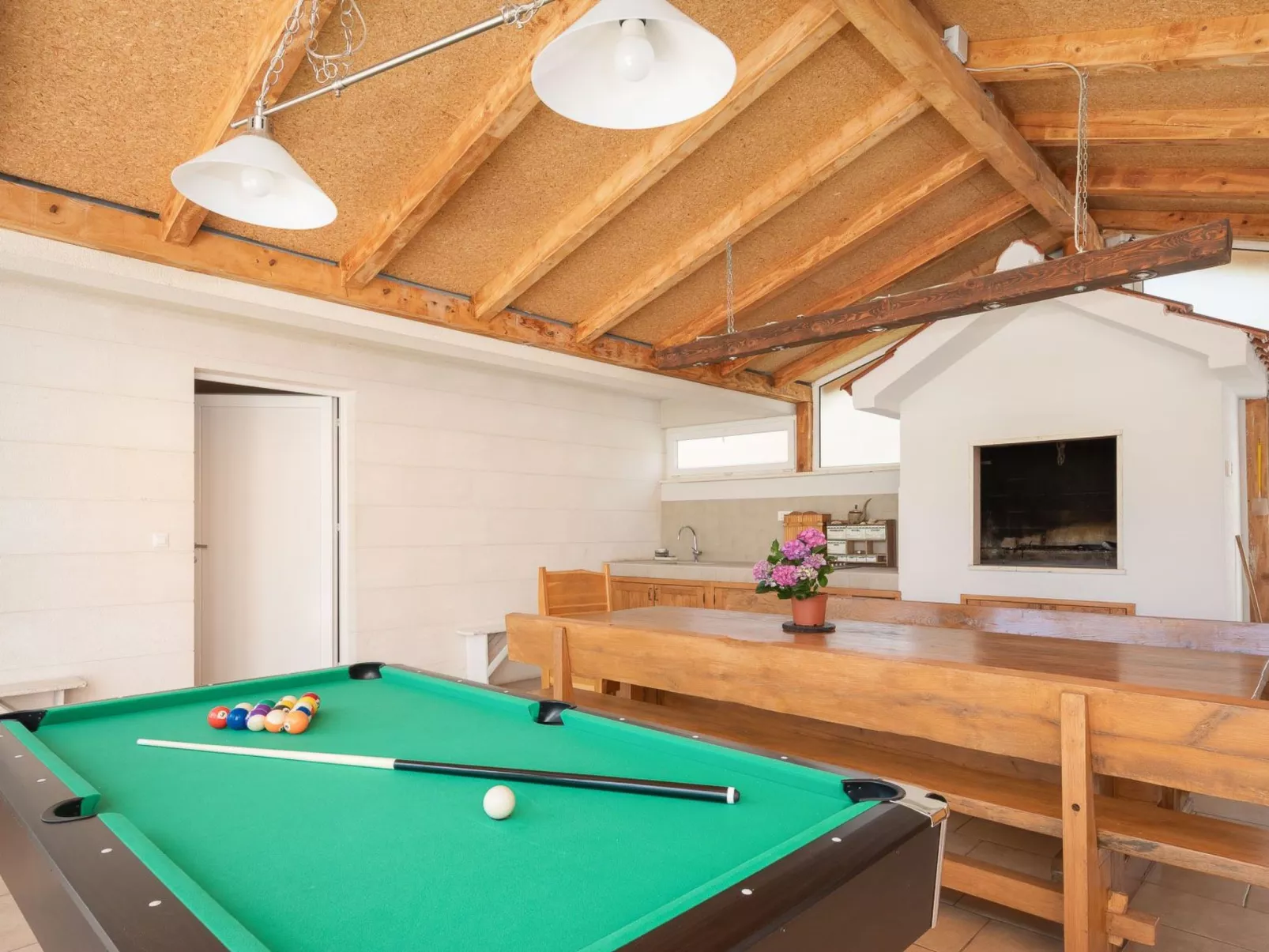 In Dugopolje mit Beheiztem Pool-Binnen