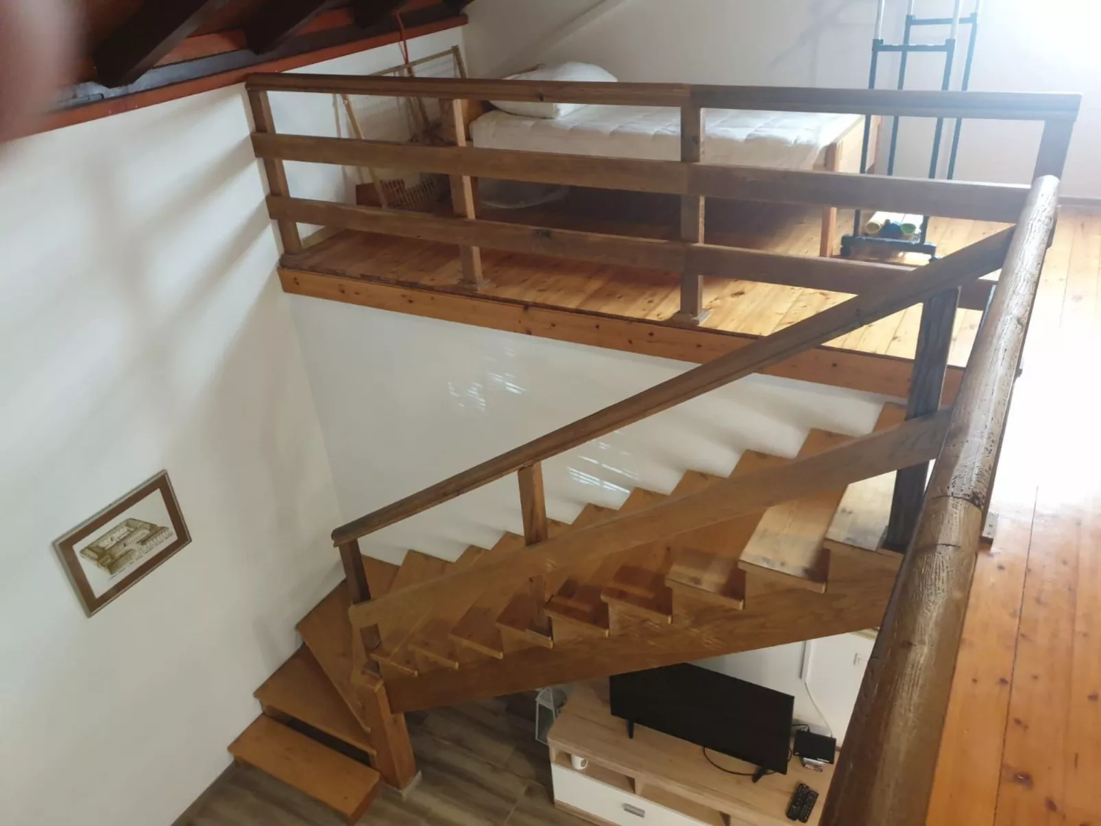 Am Fluss gelegenes Haus mit Galerieschlafplätzen-Binnen