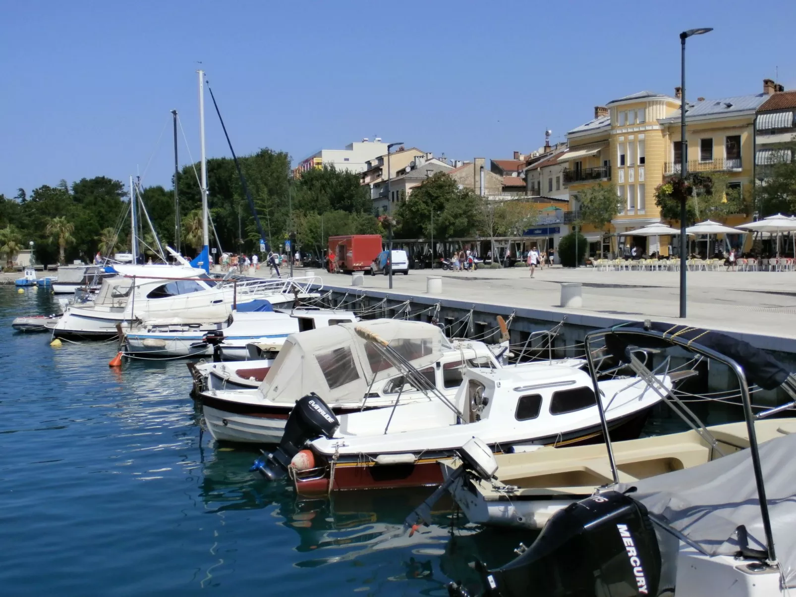Geräumige Villa mit drei Schlafzimmern und einem ruhigen Garten-Buiten