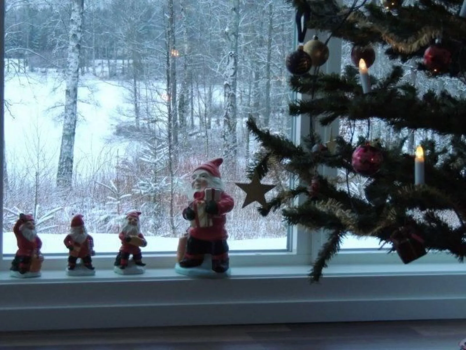 Modernes Haus mit hellem Dekor, mit Blick auf den See-Buiten