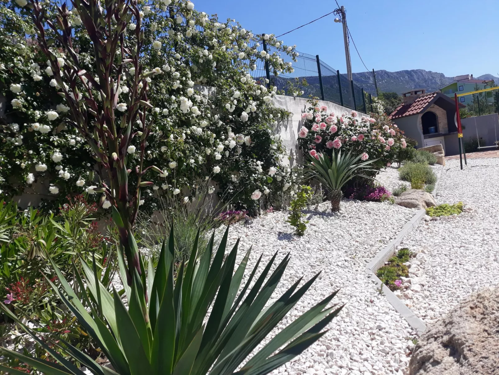 In Kastel Sucurac mit Parkplatz-Buiten