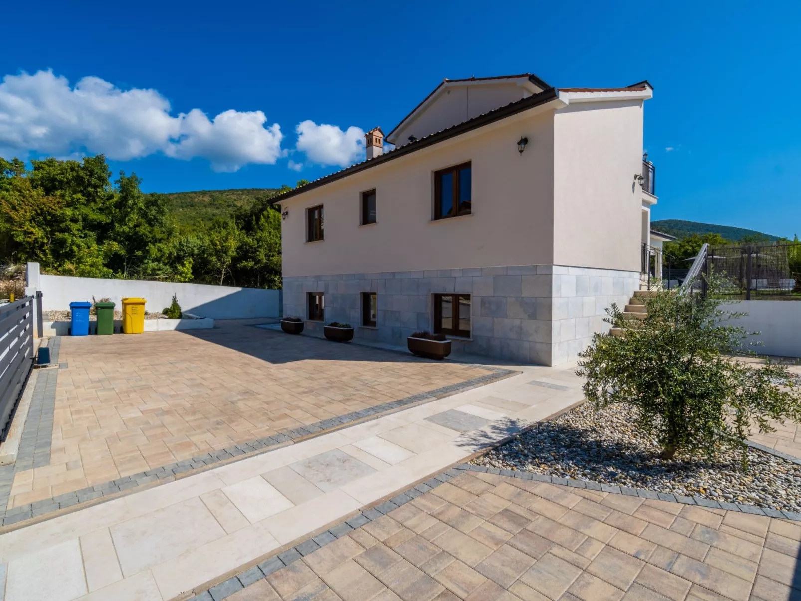 Elegantes Escape mit Pool und Panoramablick-Buiten