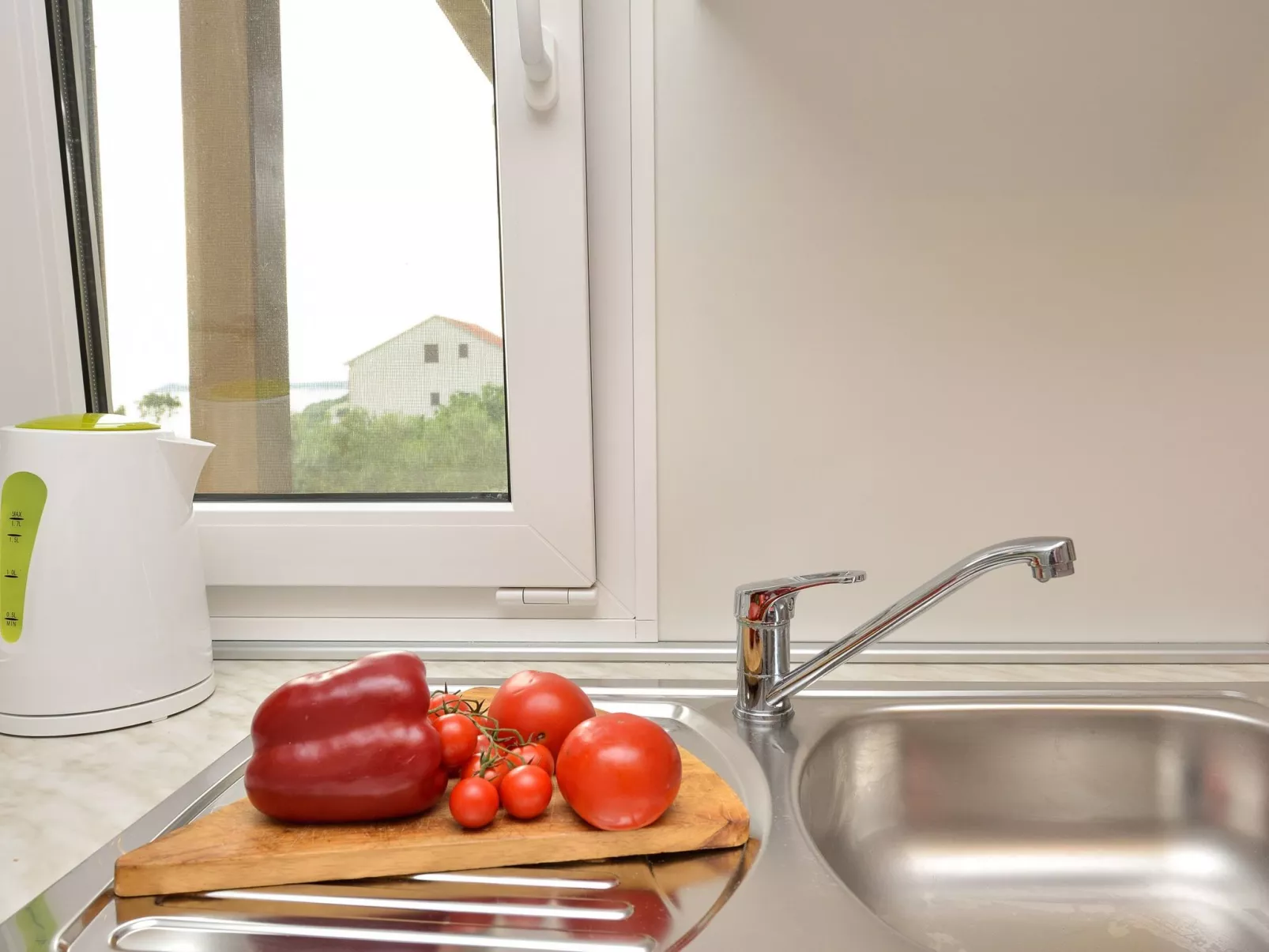 Mobilheim mit Blick auf das Wasser-Binnen