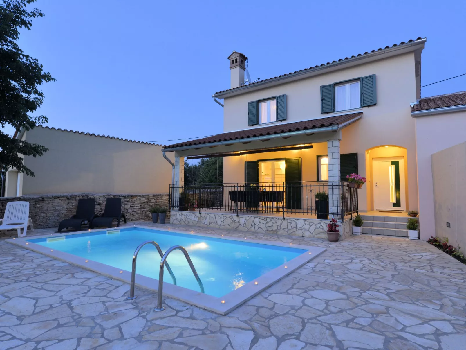 'Villa Grguci' mit eigener Terrasse-Buiten