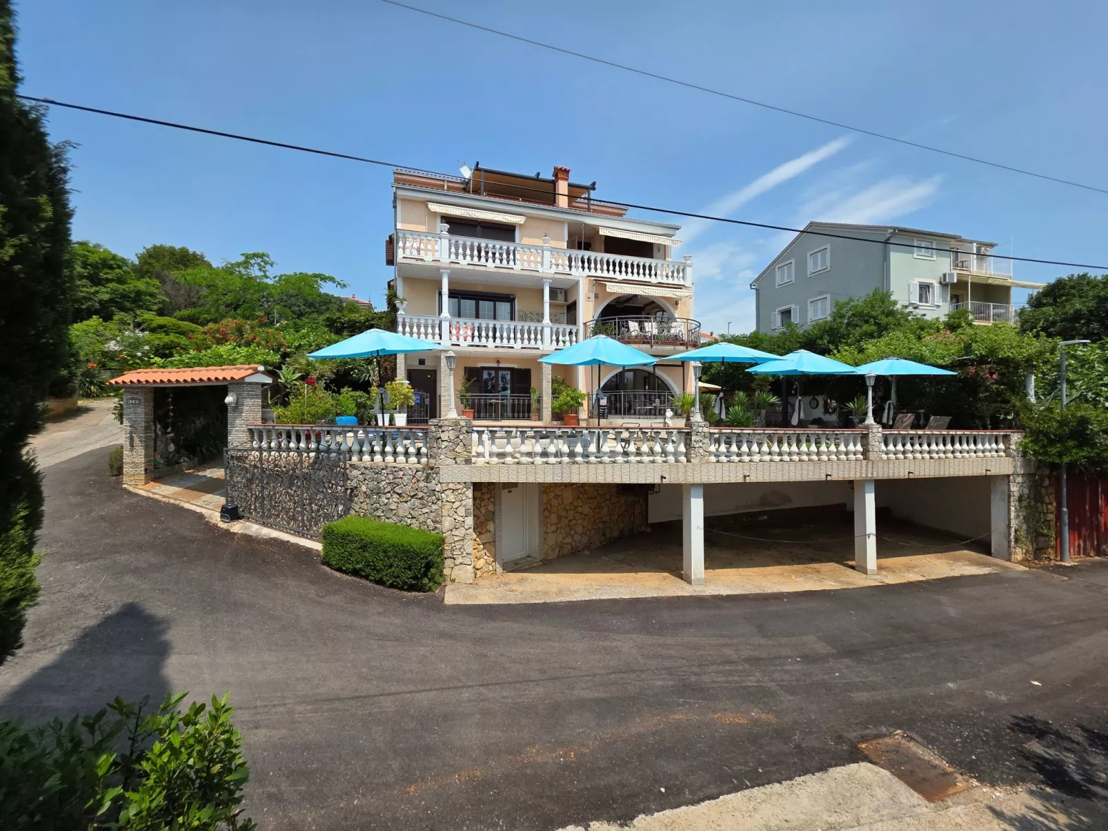 Appartement mit Balkon - gemeinsamer Pool und Terrasse-Buiten