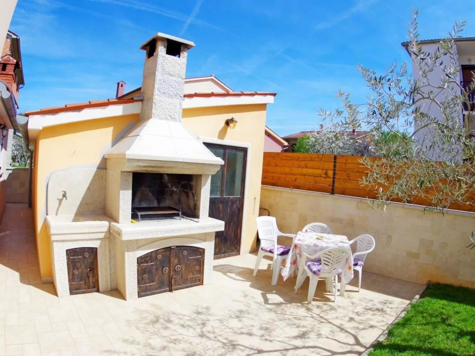 "Denis" mit Terrasse-Buiten