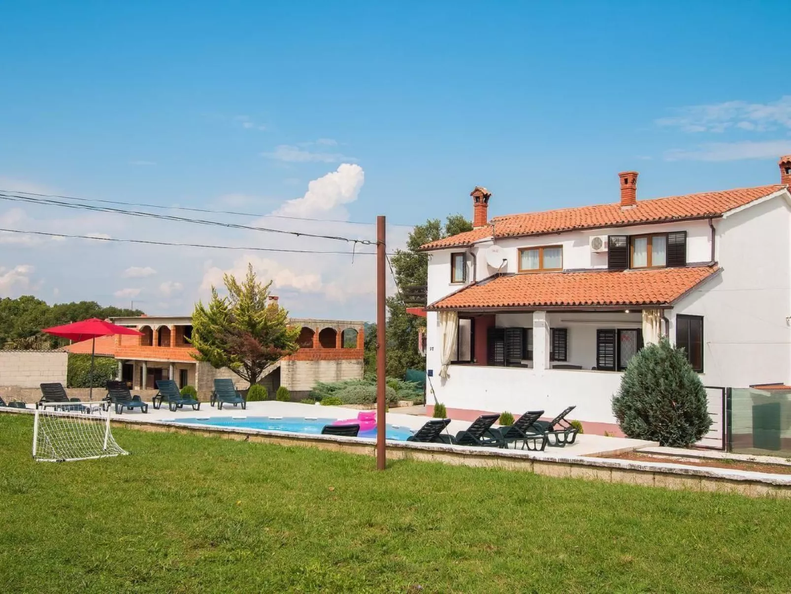 3-Schlafzimmer-Wohnung mit Gemeinschaftspool-Buiten