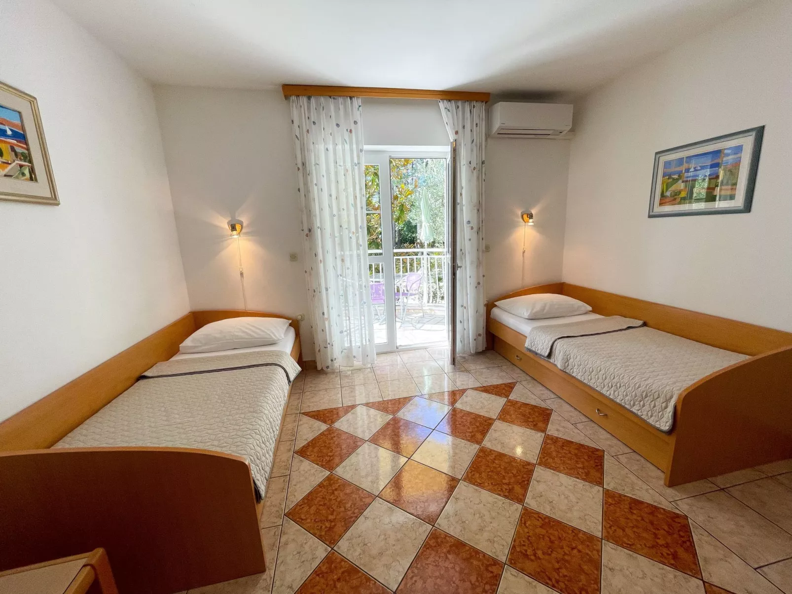 Wohnung in Jadranovo mit Terrasse, Garten und gemeinschaftlichem Pool - Binnen