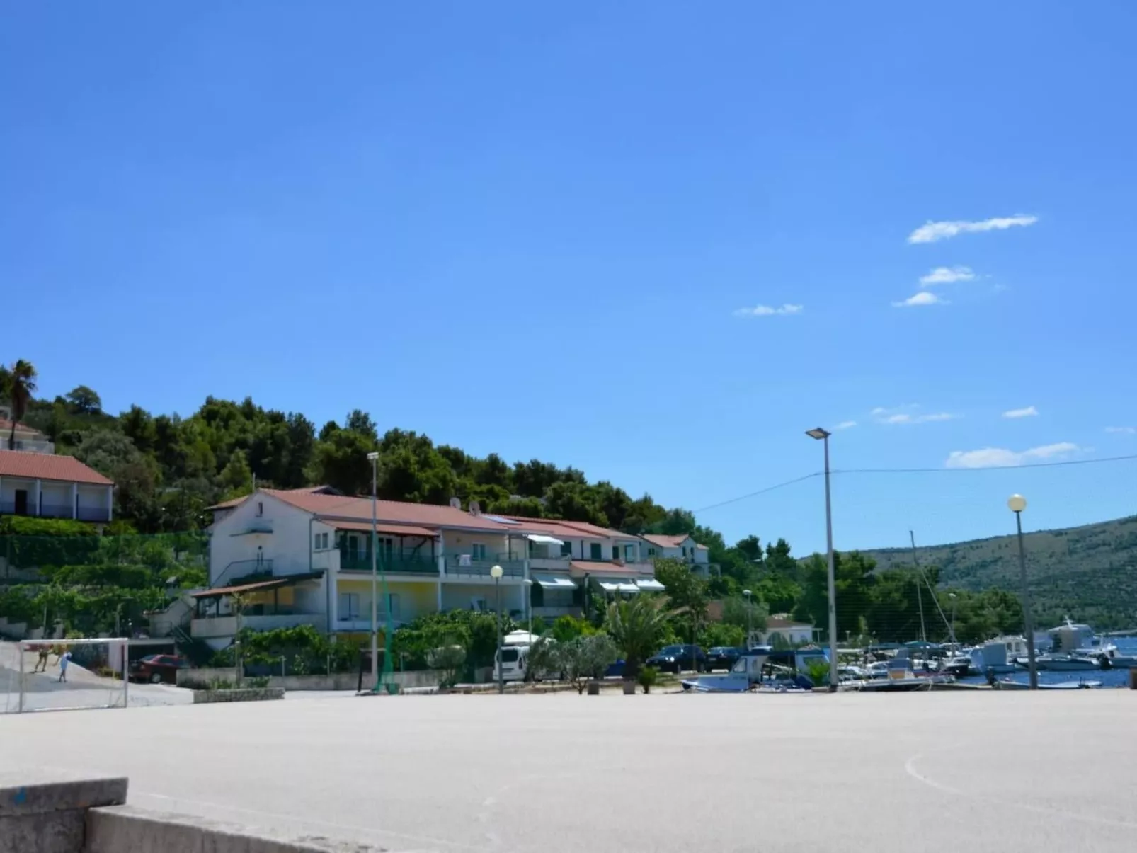 Schöne Wohnung in Poljica mit privatem Parkplatz-Buiten