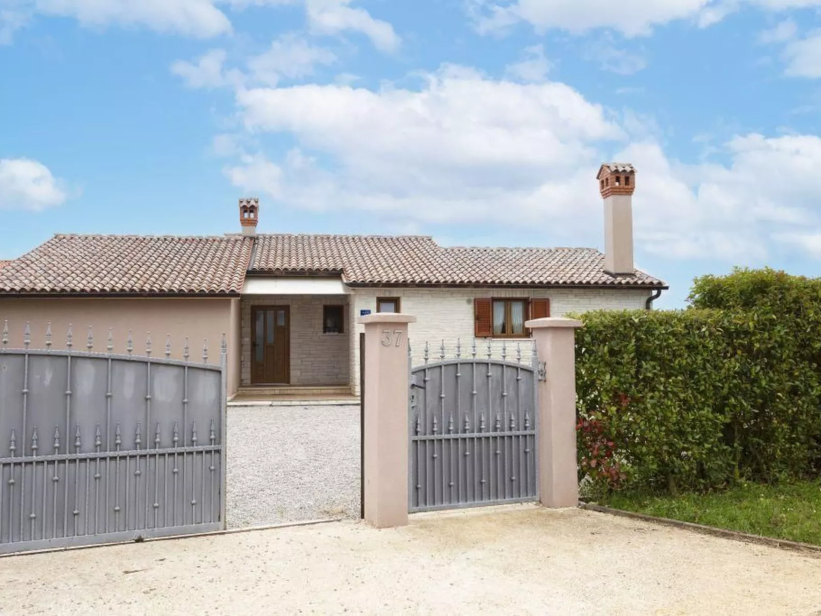 "Villa Mirela" mit Terrasse-Buiten