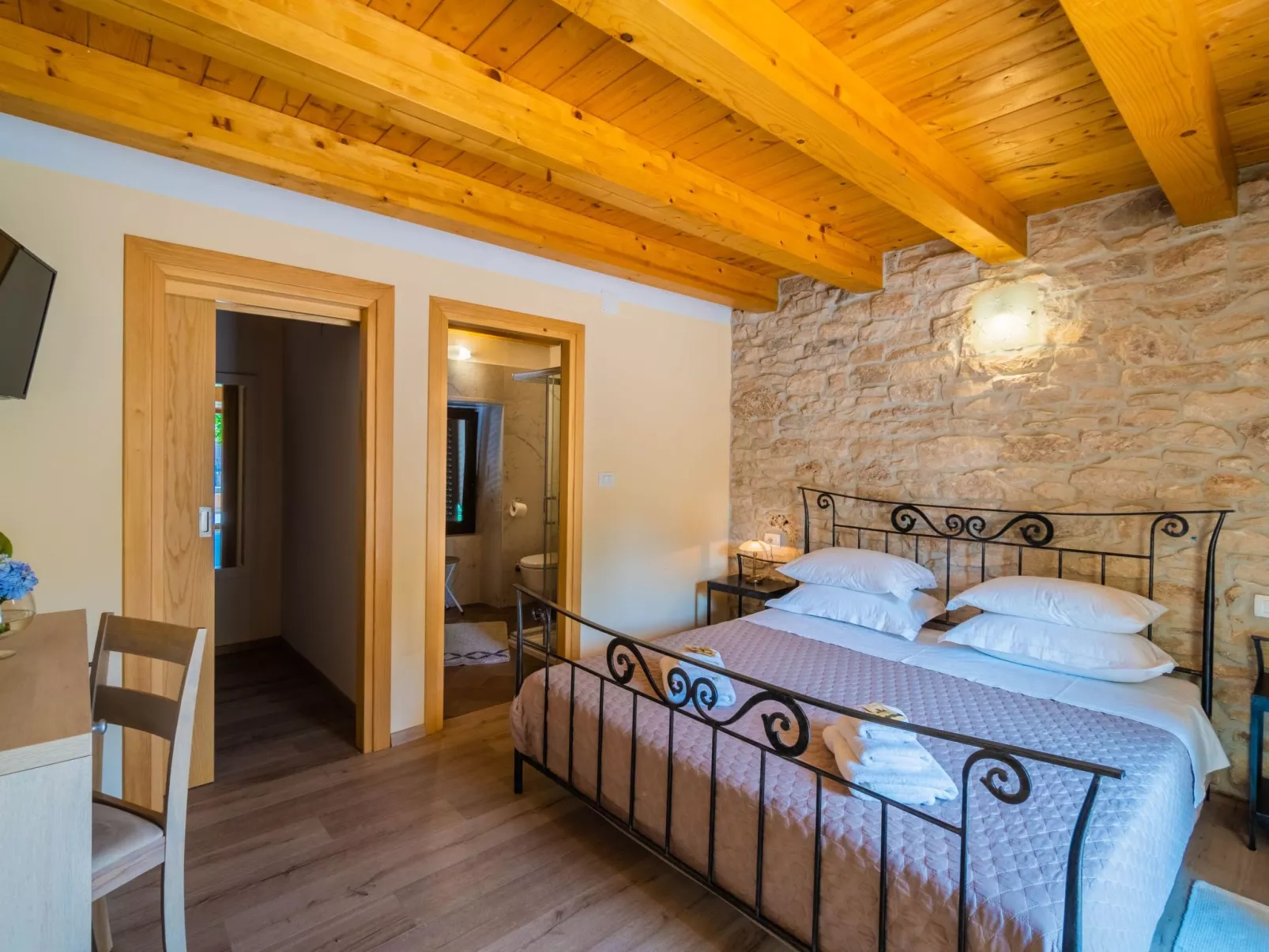 Luxuriöse Villa auf großem Privatgrundstück-Binnen