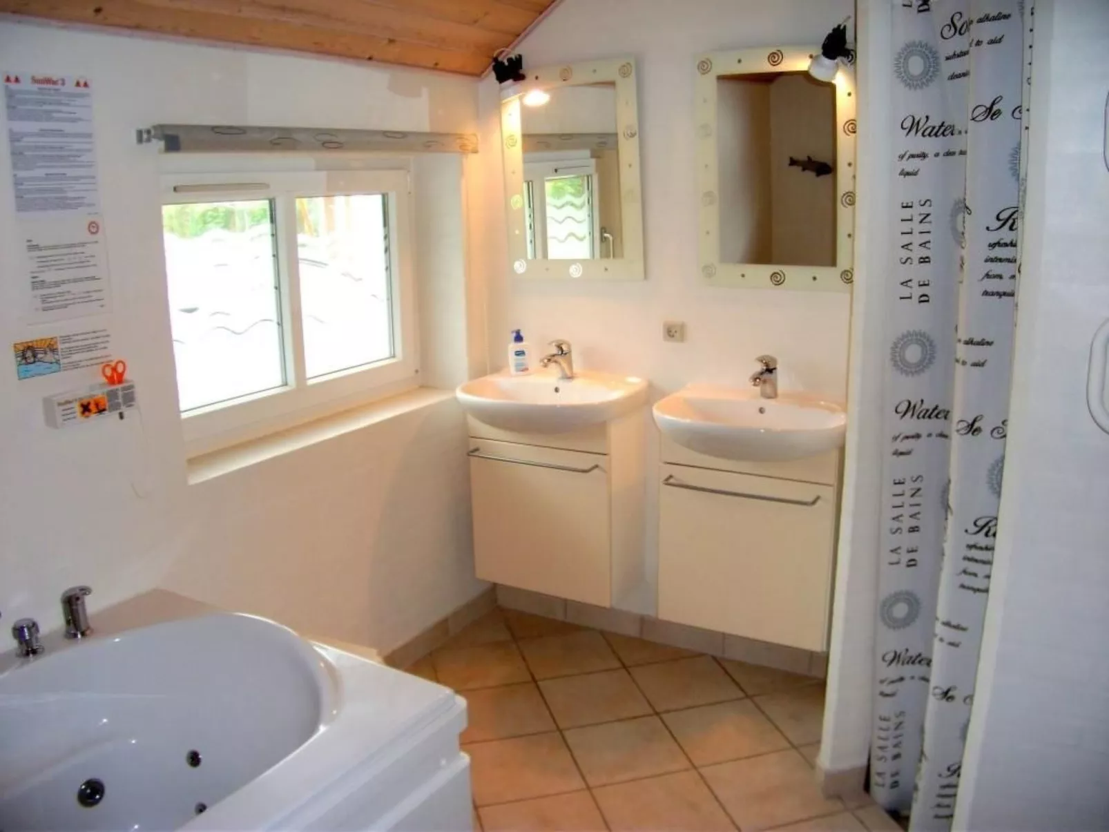 Modernes, geräumiges Haus mit großer Terrasse-Image-tags.info