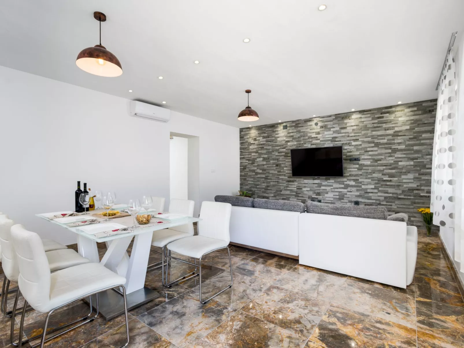 Seaside Villa Lara mit beheiztem Swimmingpool-Binnen