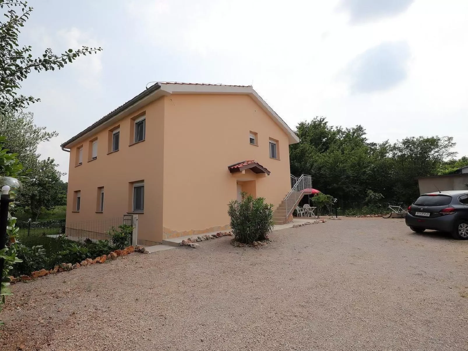 In Šilo mit Gemeinschaftspool-Buiten