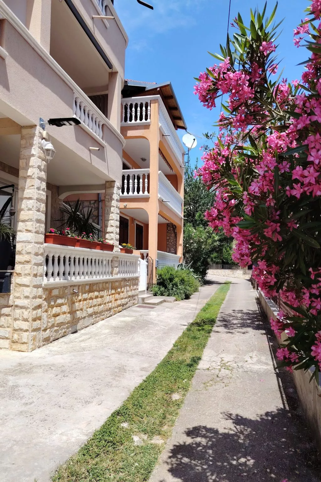 Wohnung in Vodice mit Grill-Buiten