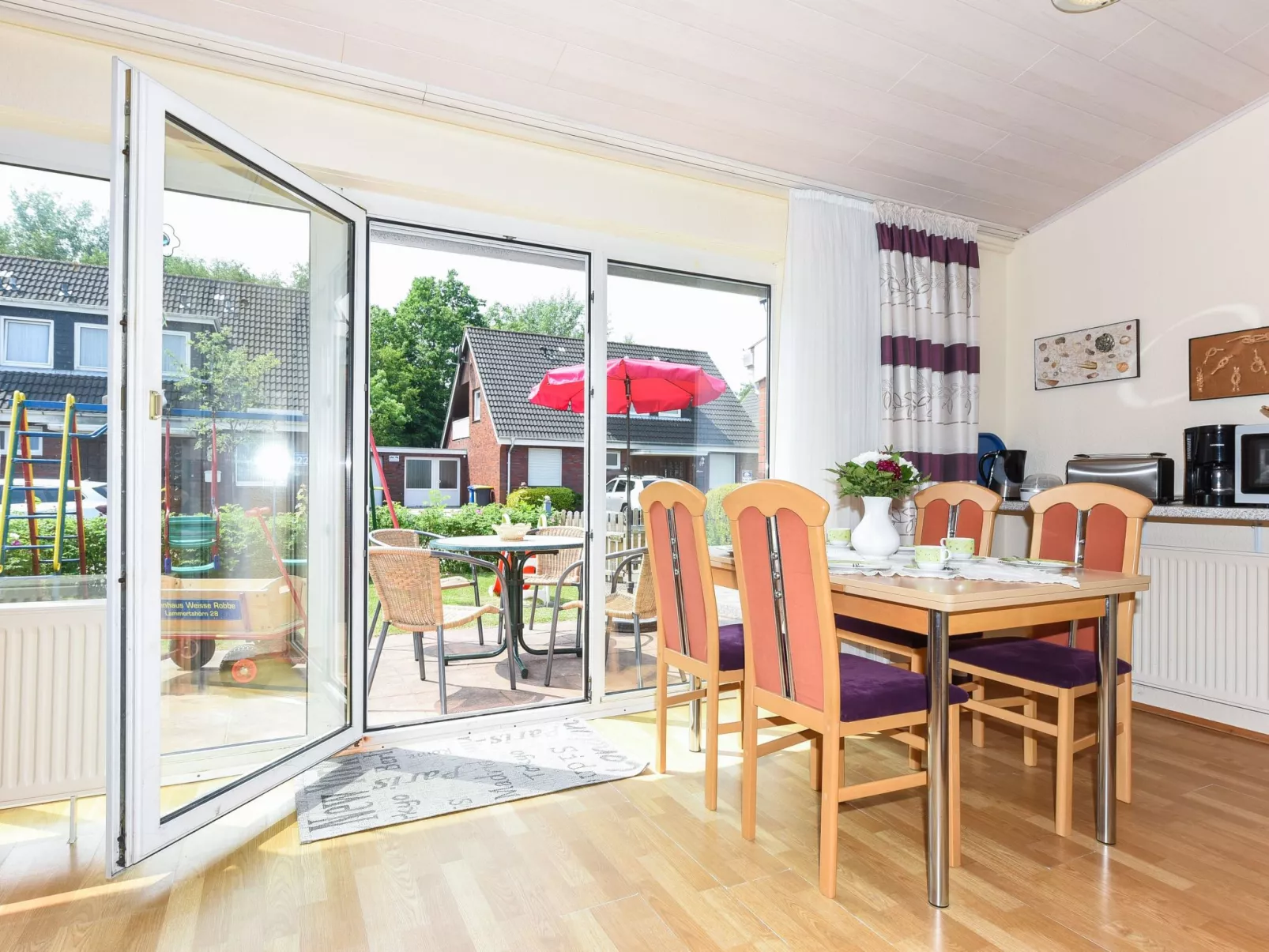 Strandnahes Ferienhaus mit Kinderspielplatz-Binnen