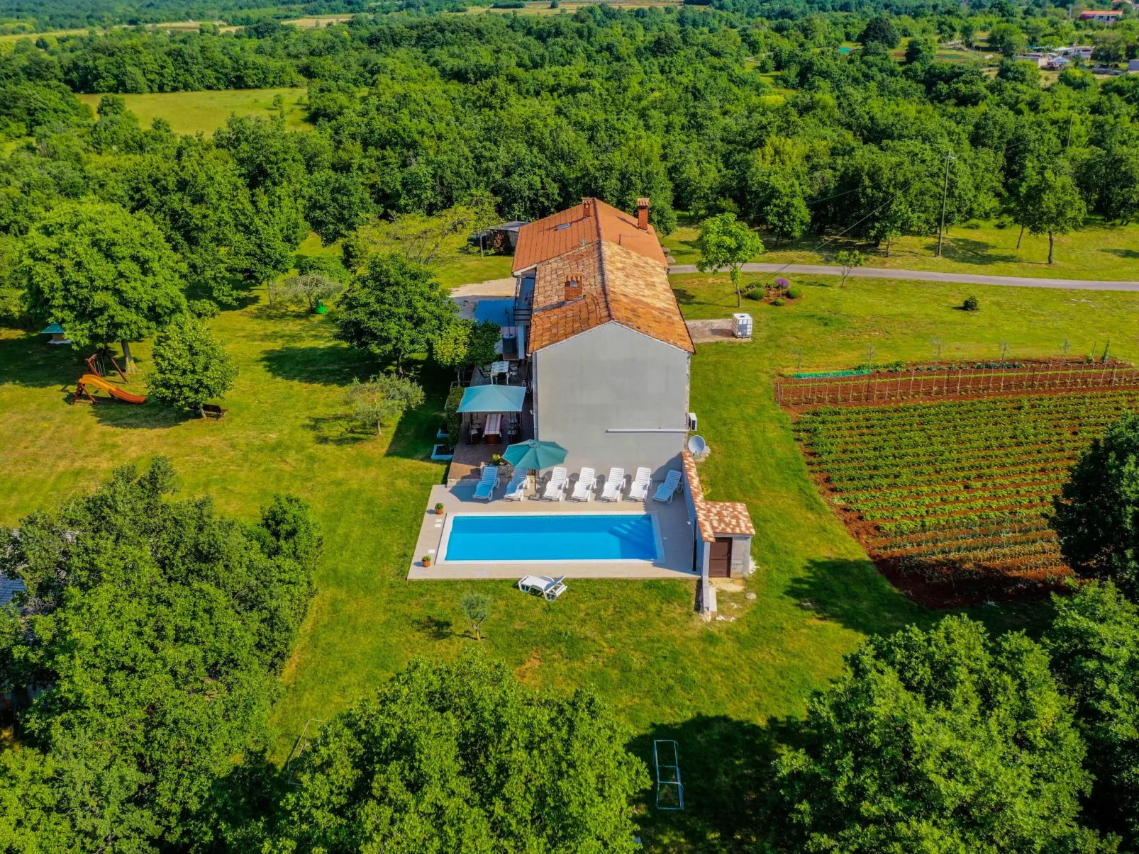 Schönes Haus mit großer grüner Umgebung, Pool-Buiten
