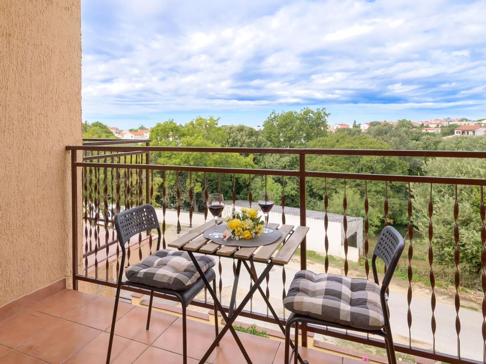 Stilvoll eingerichtete Ferienwohnung 4-Buiten