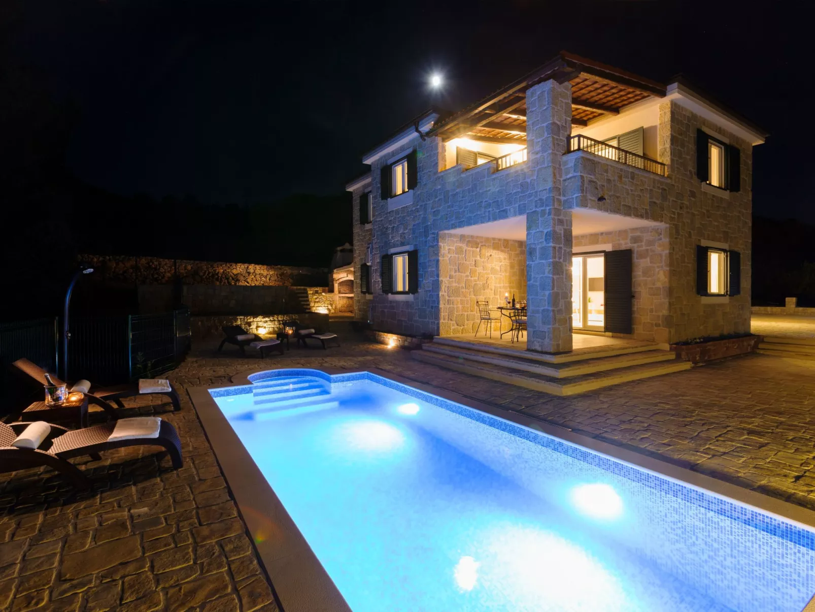 Luxuriöse Steinvilla mit privatem Swimmingpool und herrlichem Meerblick-Buiten