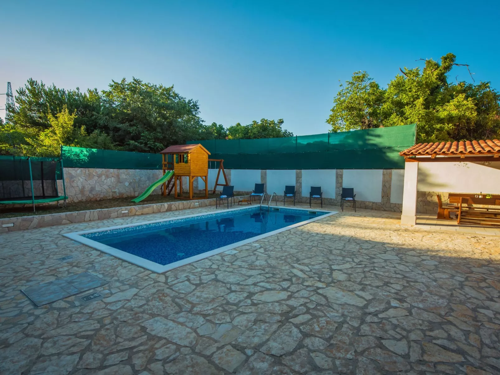 Haus in Grubine mit Außenpool-Buiten