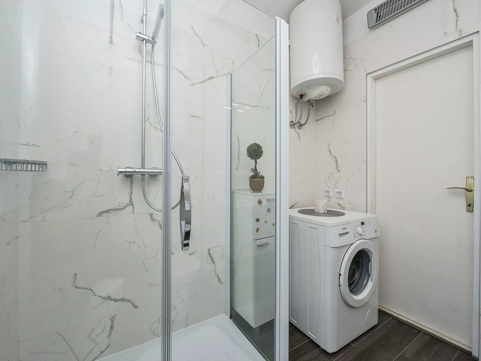 "Sakarun" mit Blick auf das Wasser-Binnen