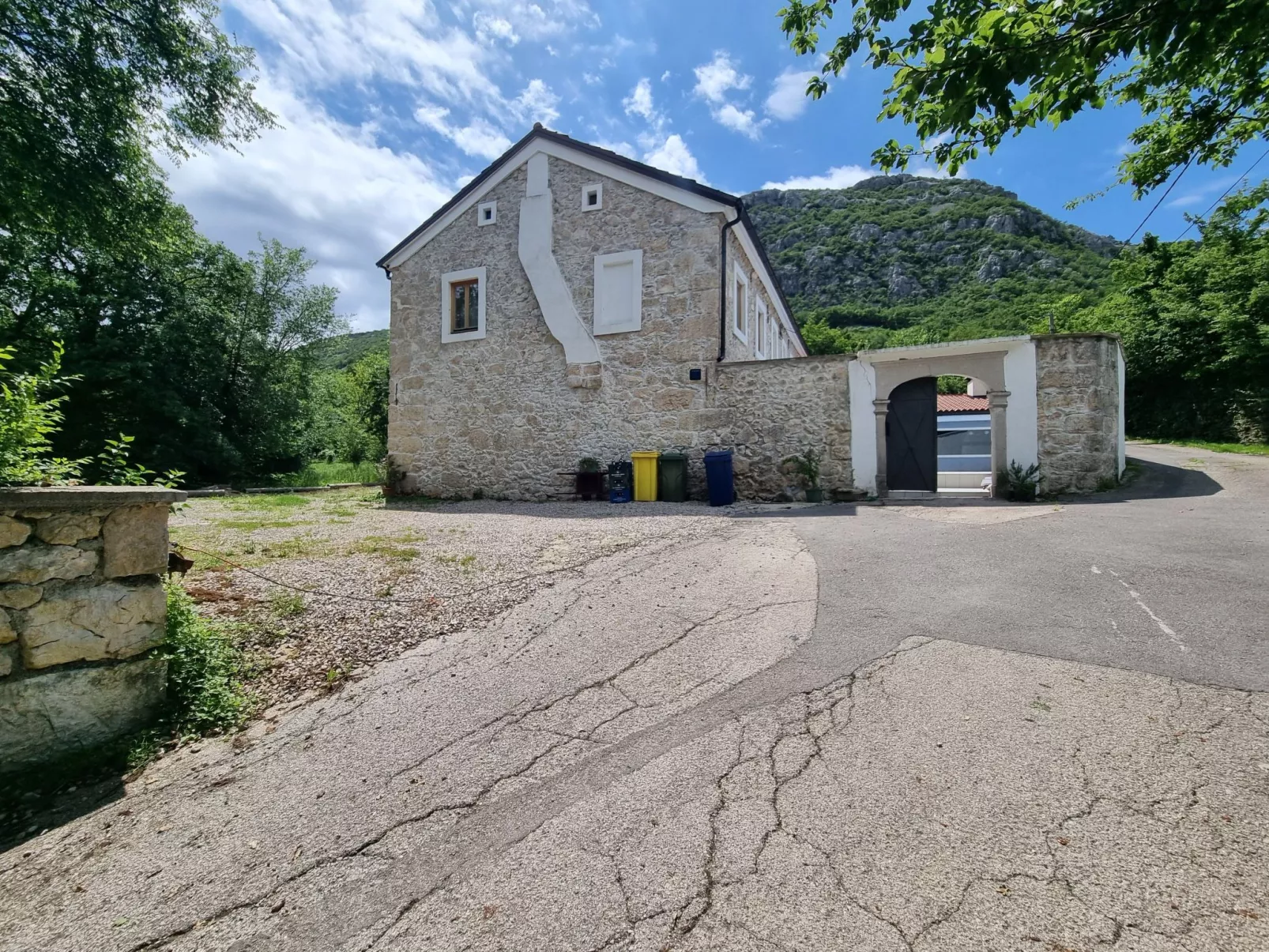 Steinhaus mit privatem Außenpool-Image-tags.info