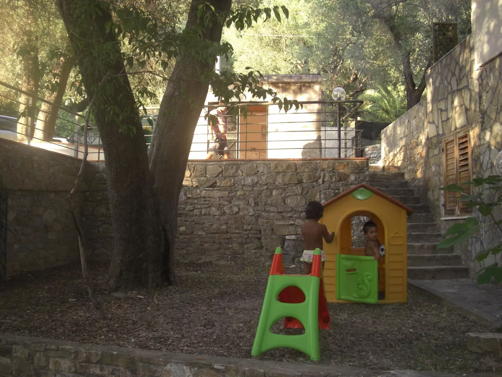 Strandnahe Ferienwohnung mit Garten und Grill - Buiten