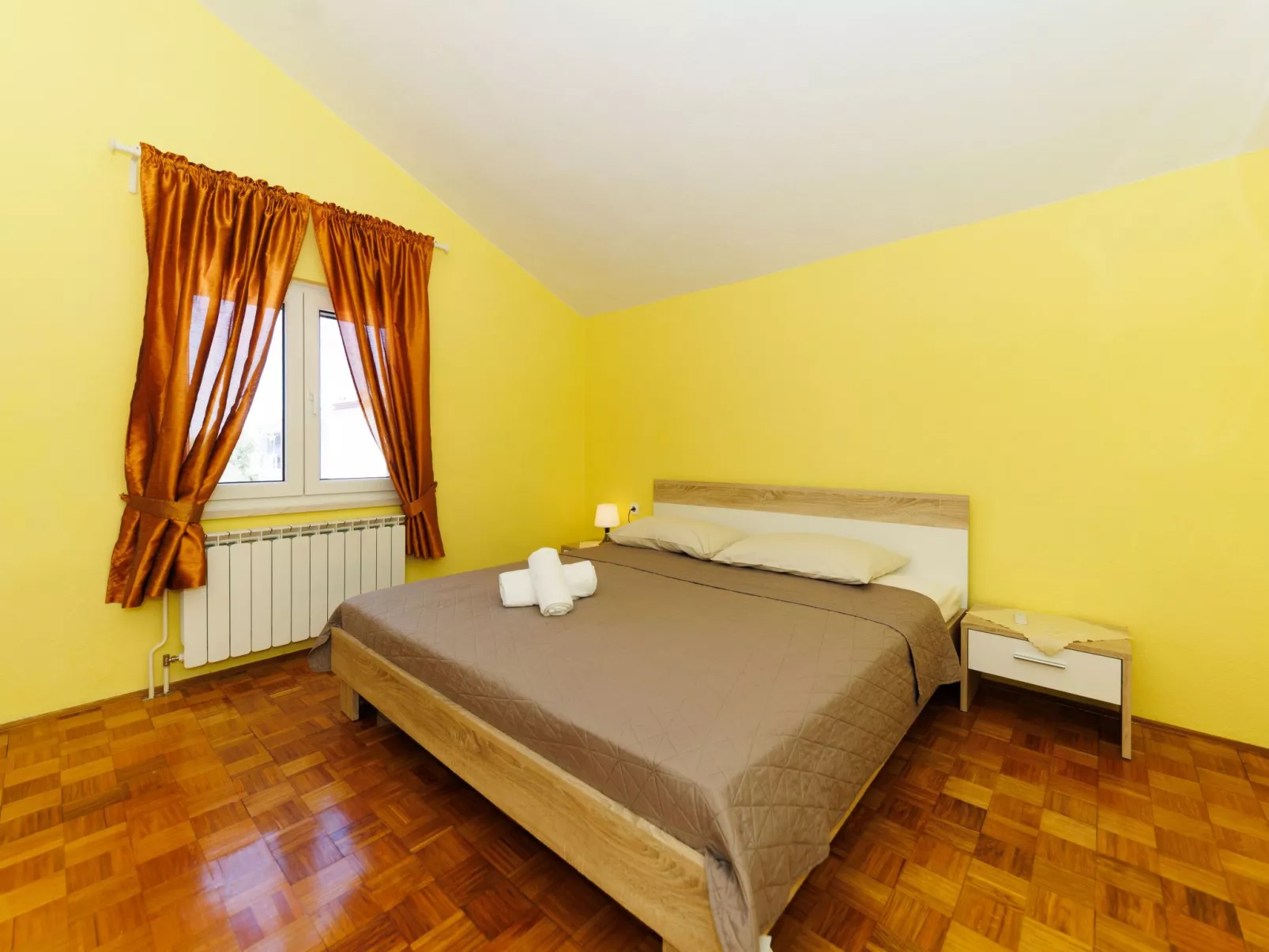 "Zara" mit Blick auf das Wasser-Binnen