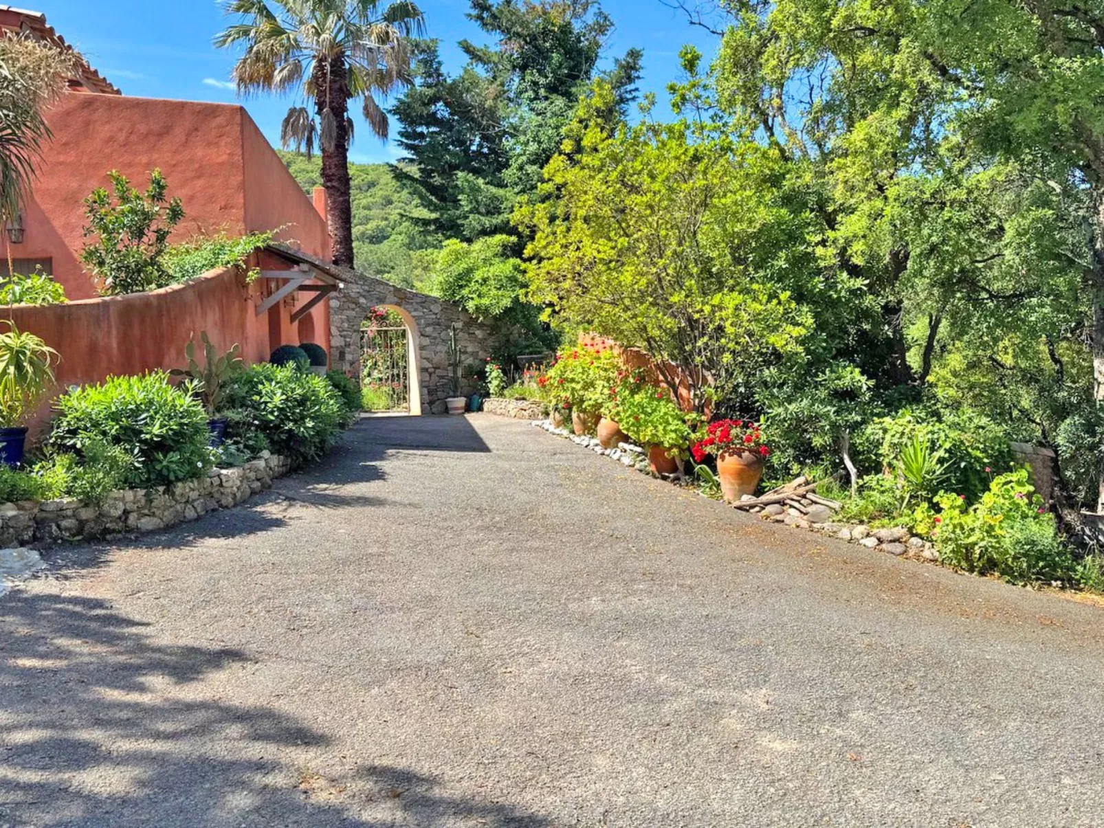 Schöne Villa mit innovativer Architektur in einem grünen Nest im Herzen des Mas-Binnen
