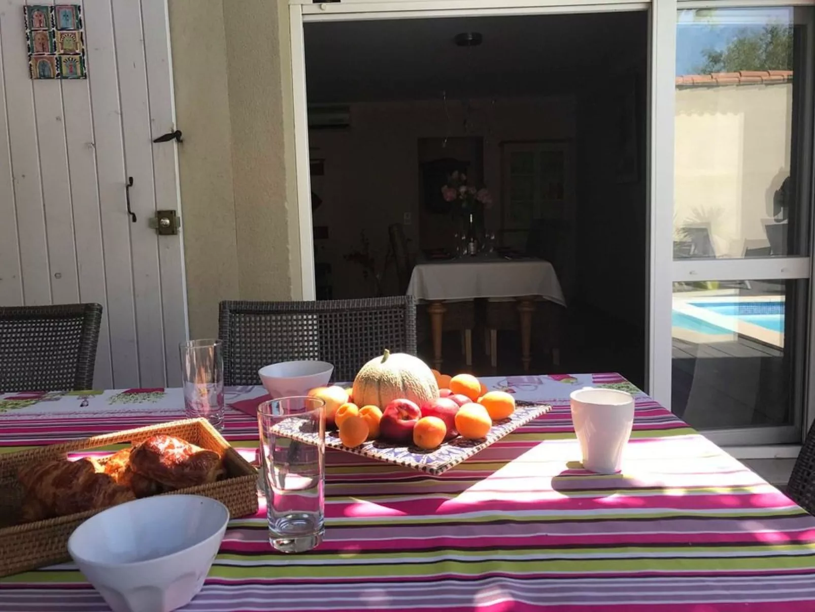 Mit eigenem Pool-Buiten