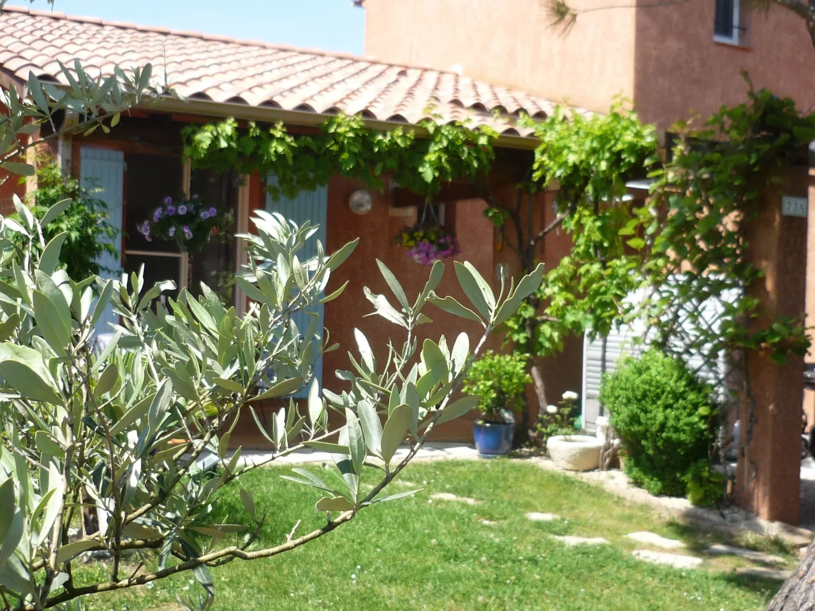 Komfortables Ferienhaus mit Gemeinschaftspool-Buiten