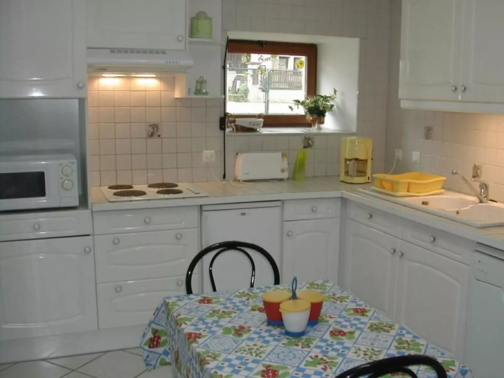 Steinhaus in ländlicher Umgebung mit Pool-Image-tags.info