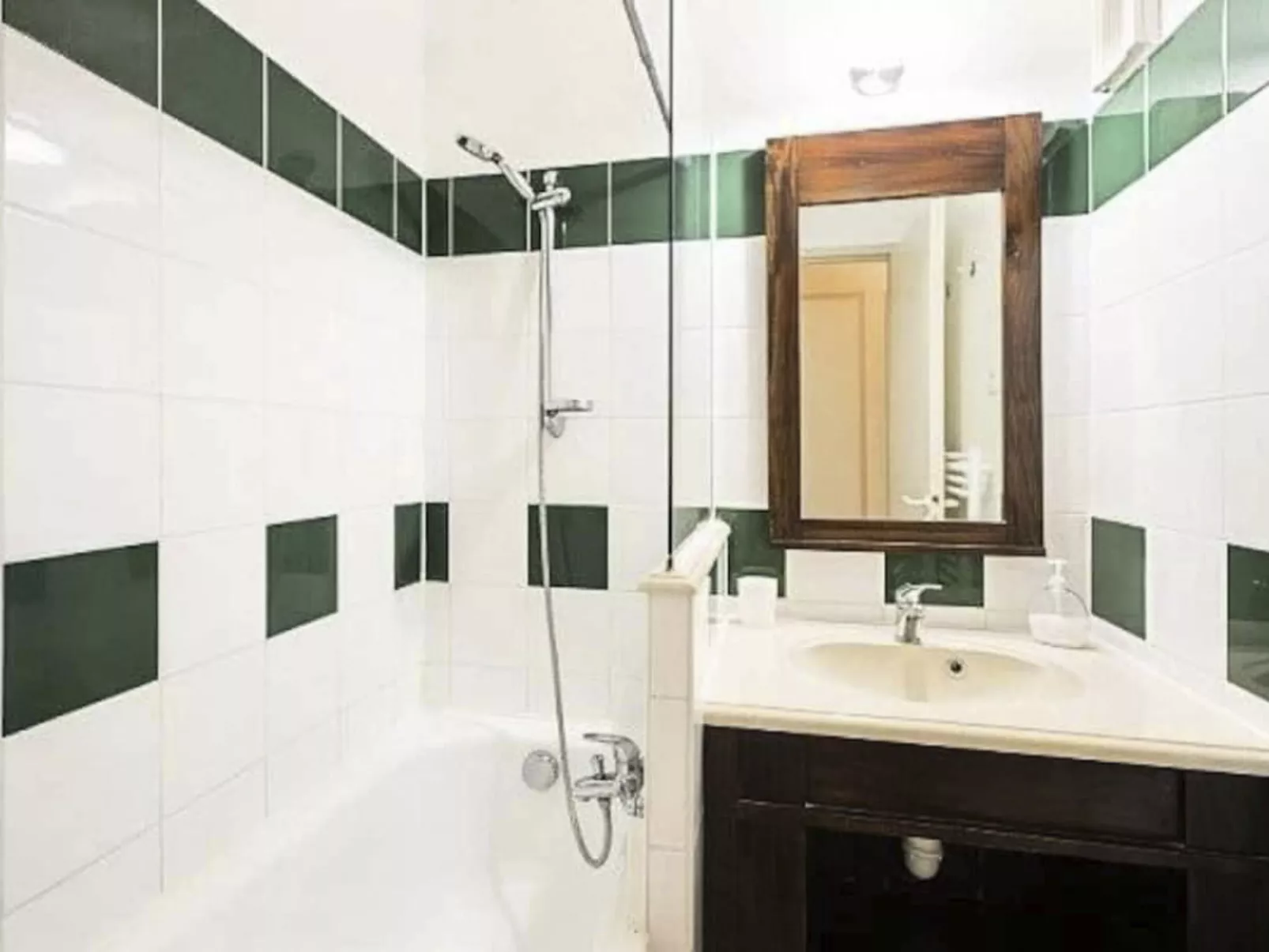 Schönes Appartment in ruhiger Lage in einer baumbestandenen Residenz mit beheiz-Binnen