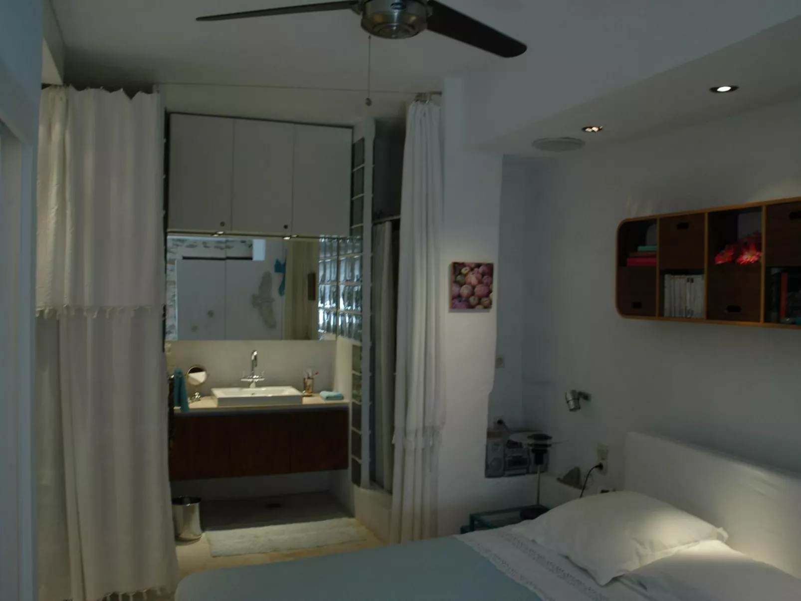 "Julia" mit Blick auf das Wasser