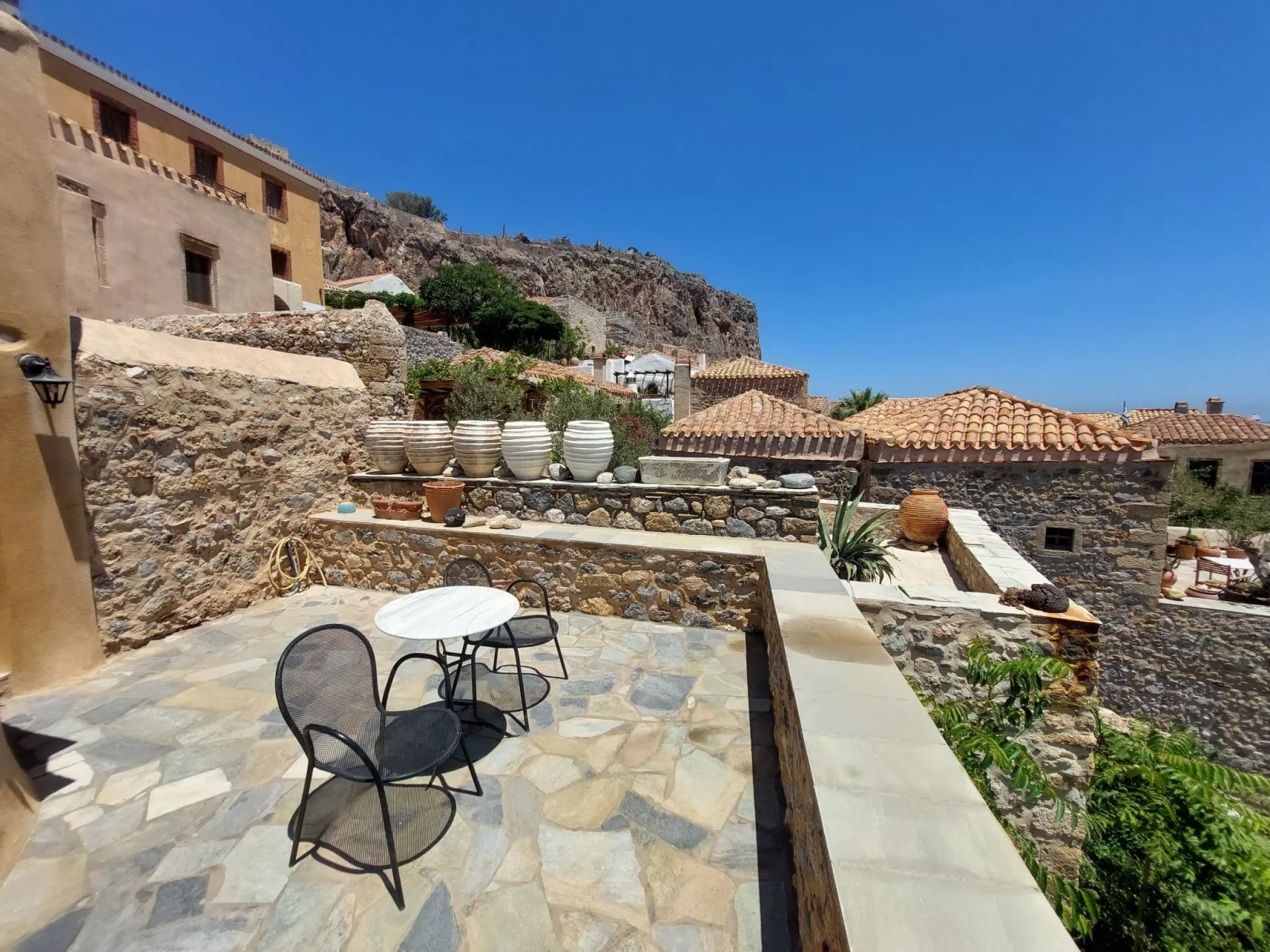 "Goulas" mit Blick auf das Wasser