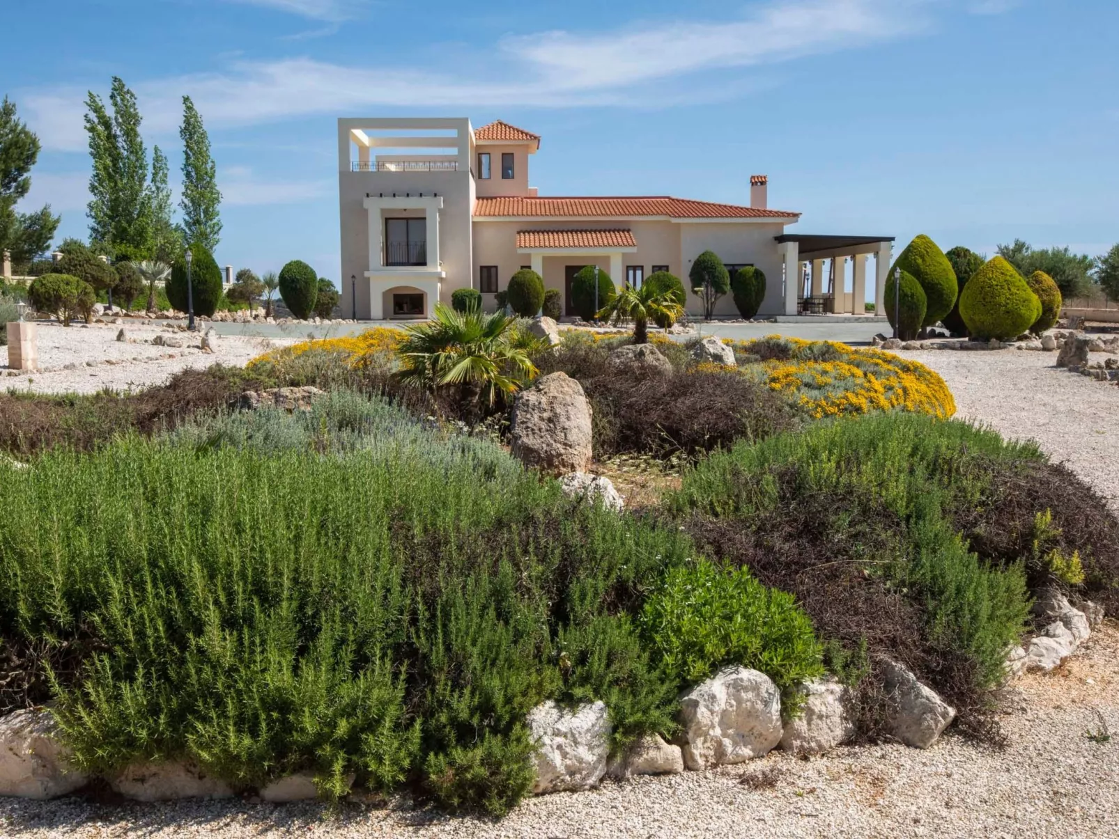 Villa mit Blick auf die Berge und Whirlpool-Buiten