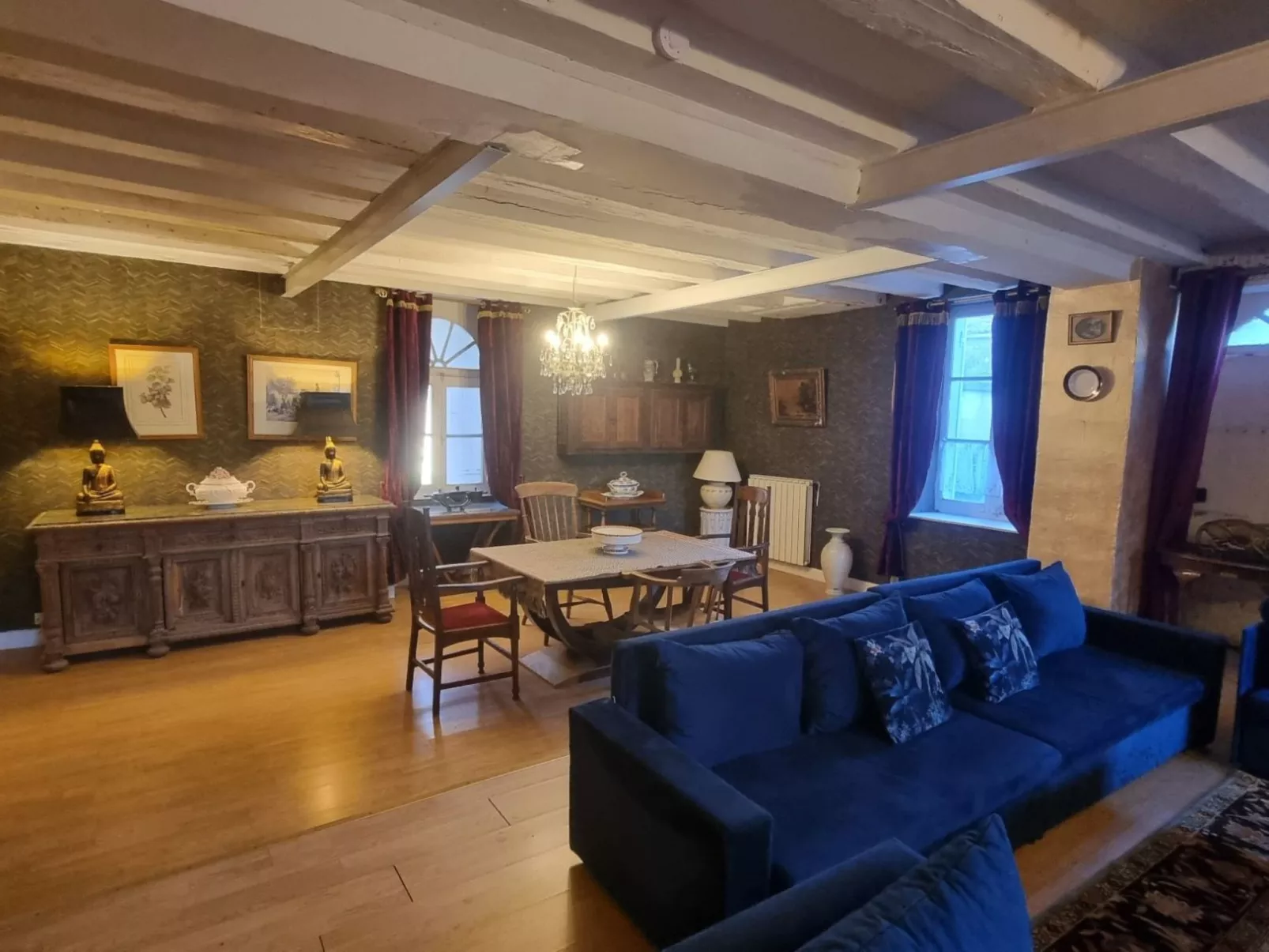 8-Zimmer-Schloss mit Pool und eigenem Park-Binnen