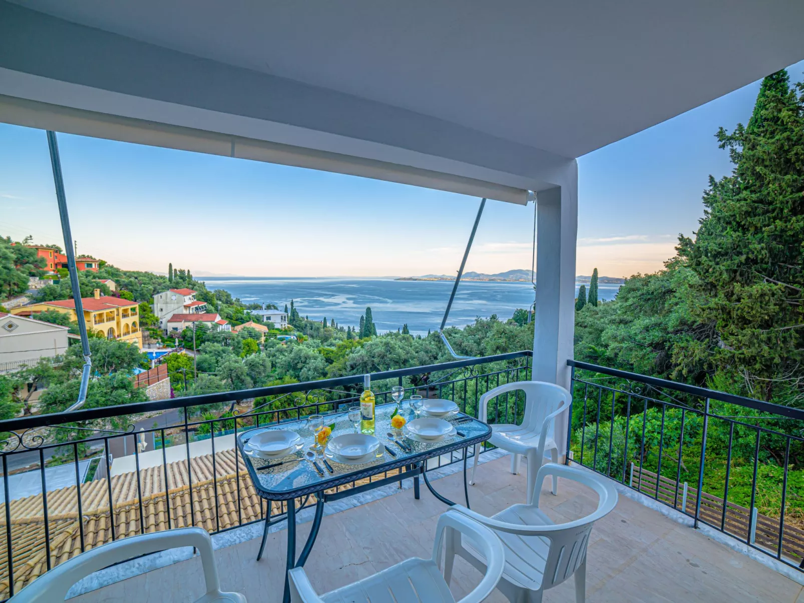 In Nisaki mit Pool-Buiten