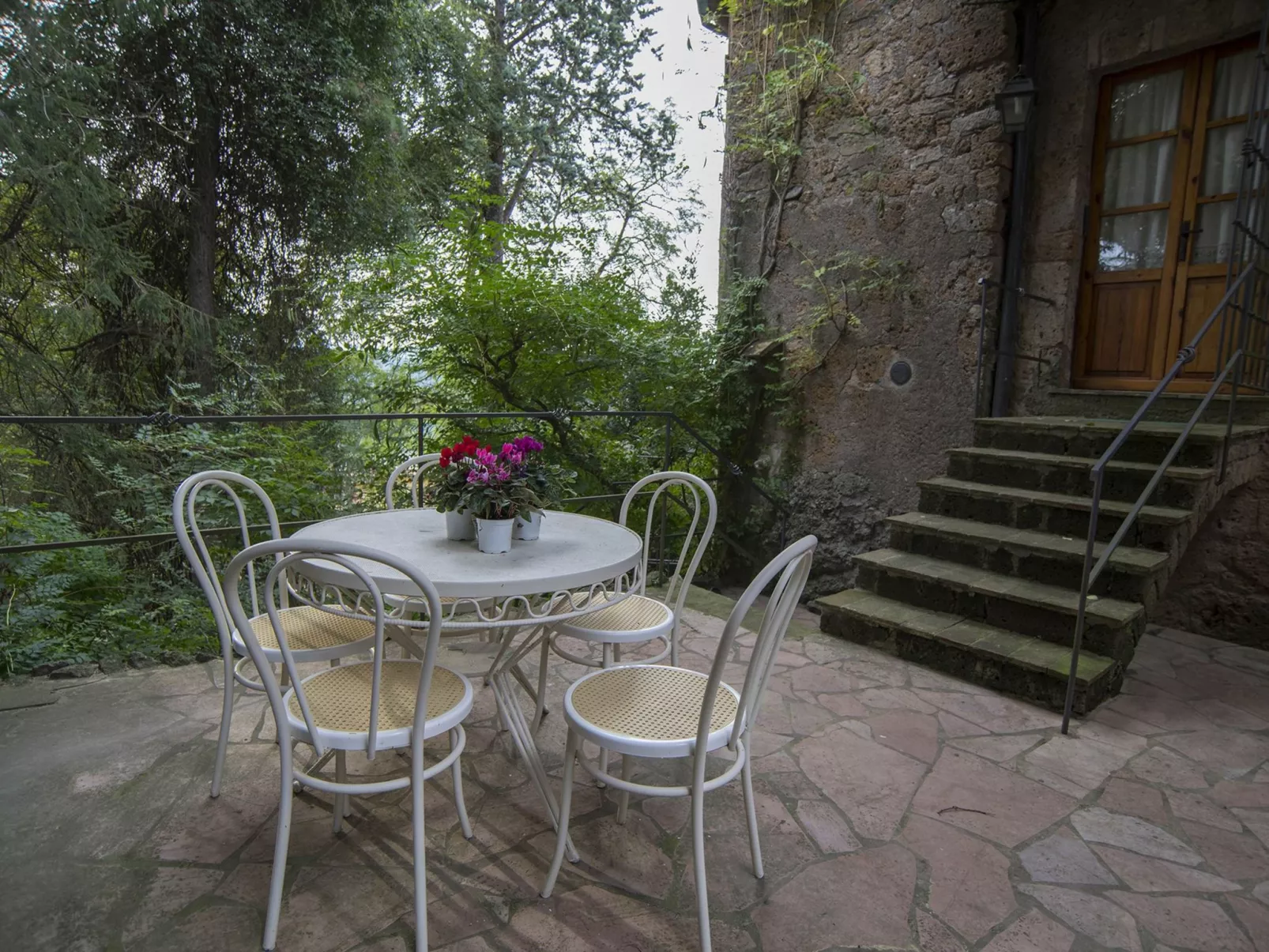 Charmante Schlossunterkunft mit Schwimmbad-Buiten