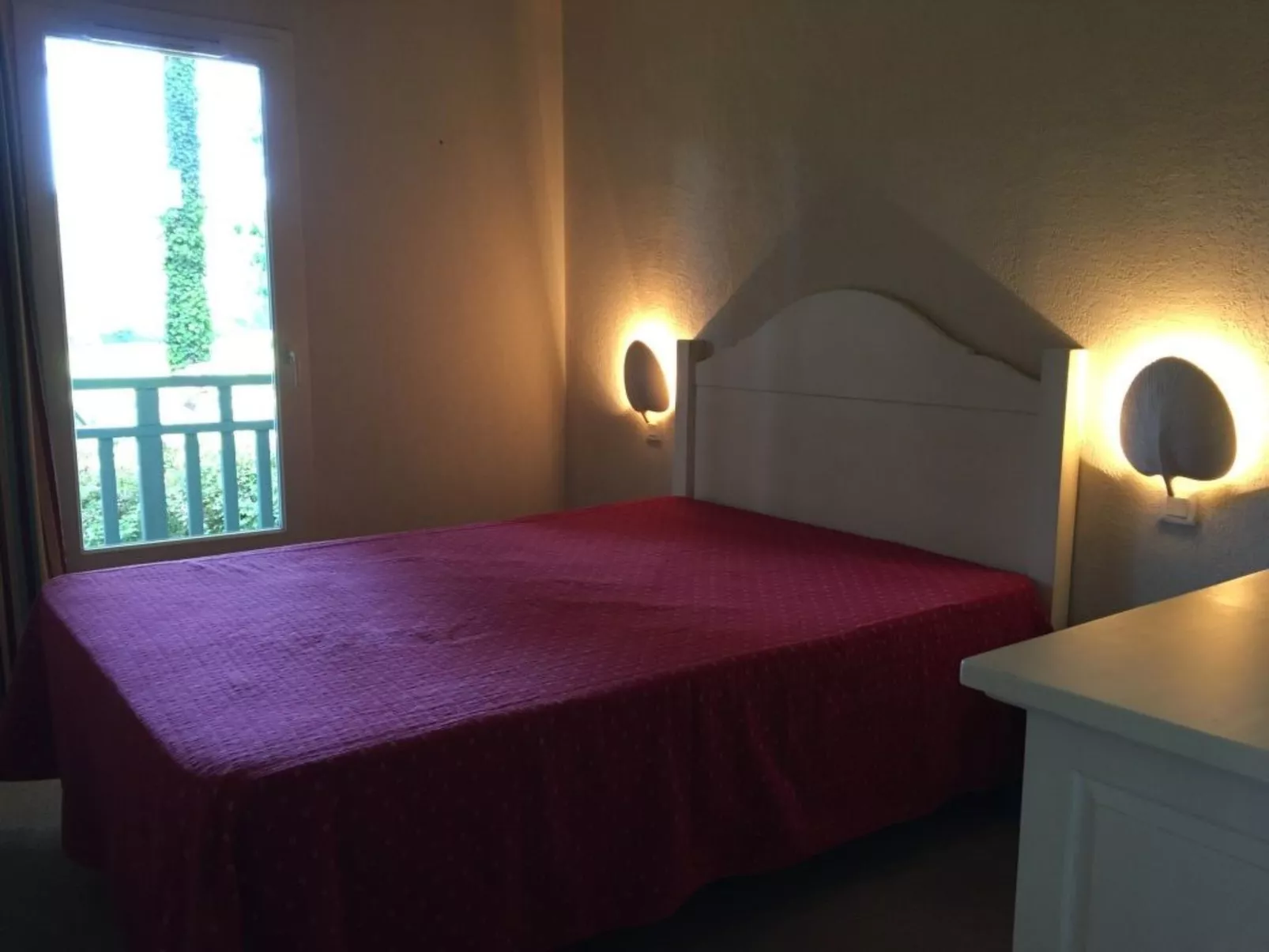 Hübsches kleines Haus in ruhiger Lage in einer baumbestandenen Residenz mit beh-Binnen