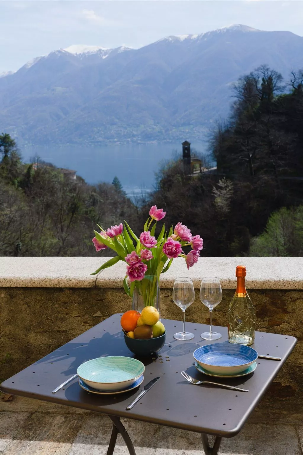 "Palazzo Branca" mit Blick auf den See.-Buiten