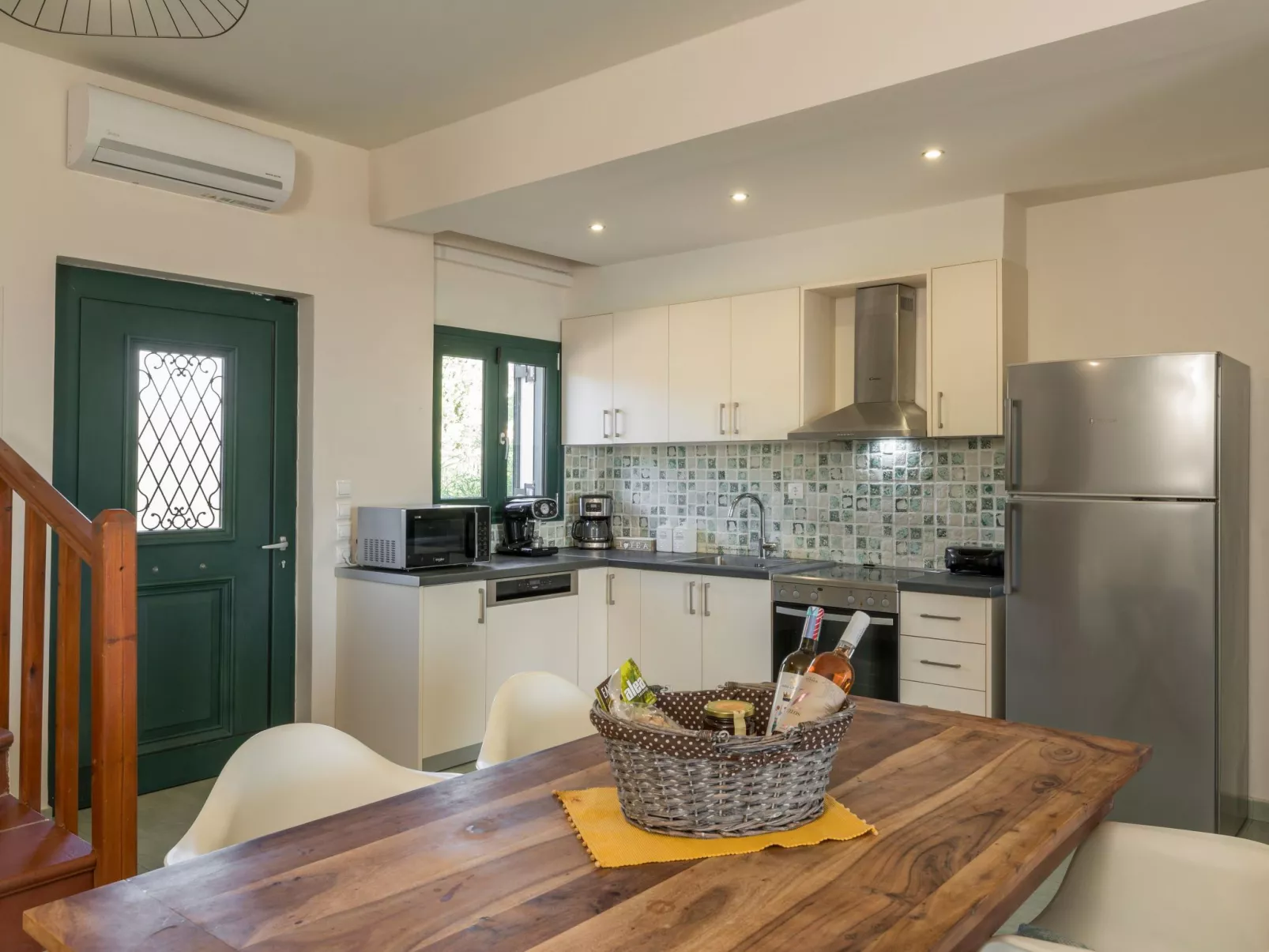 Luxuriöse Villa in Strandnähe mit Blick auf den privaten Pool-Binnen