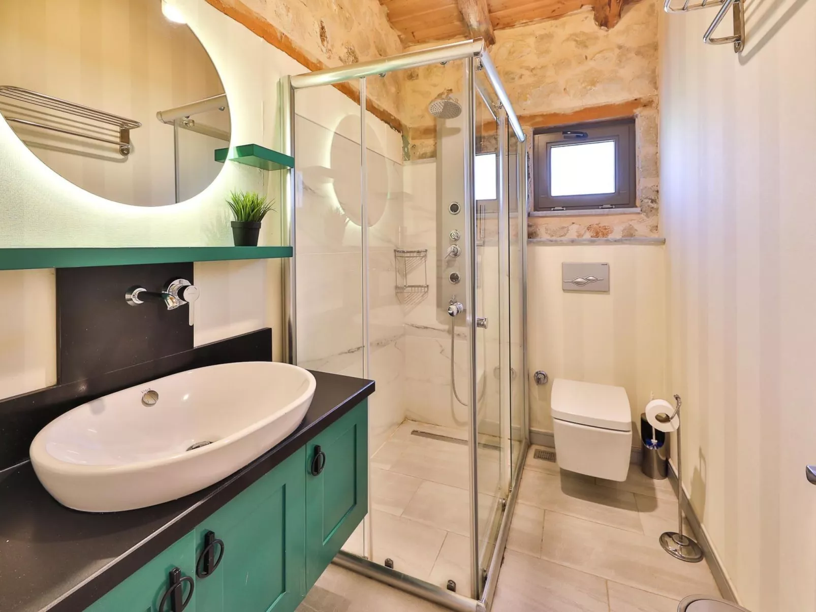 Traditionelles Natursteinhaus mit Sichtschutzpool-Binnen