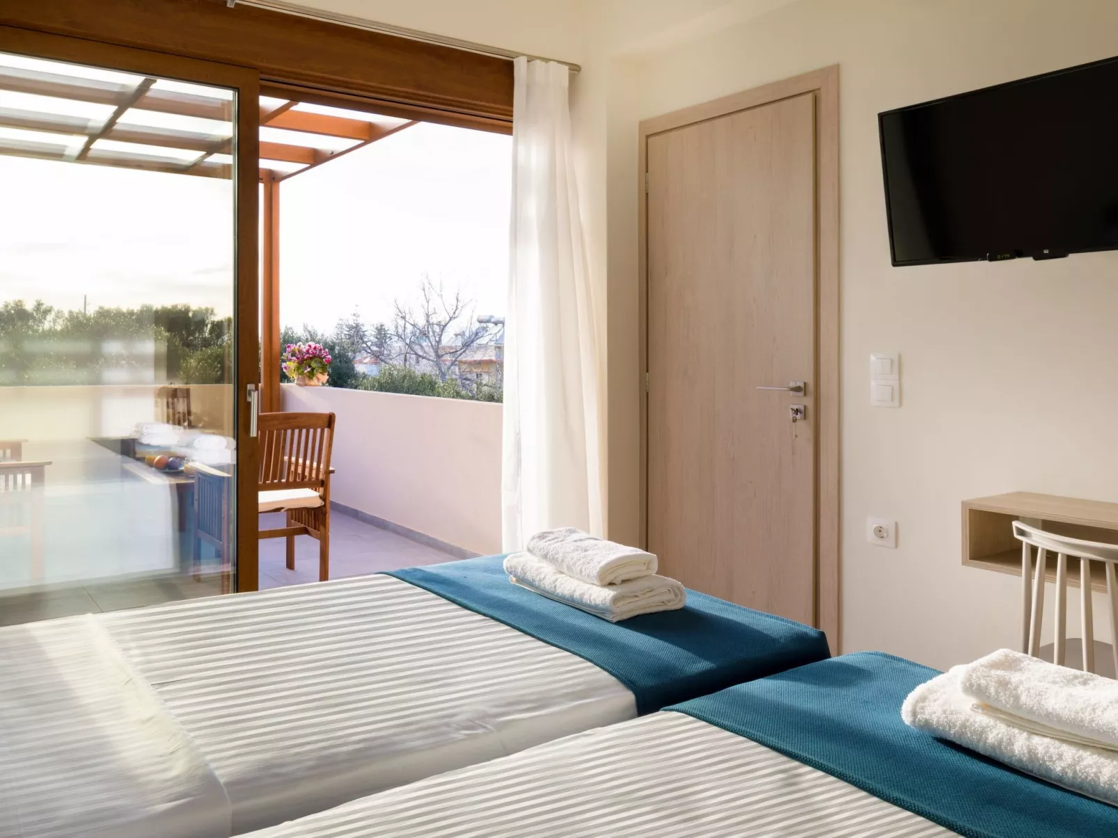 Haus in Agia Marina mit Außenpool-Binnen