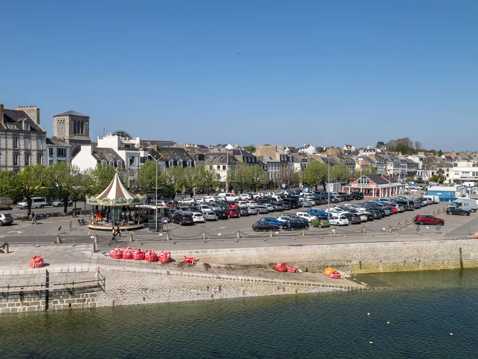 Villa mit großem Grundstück direkt am Mer-Omgeving