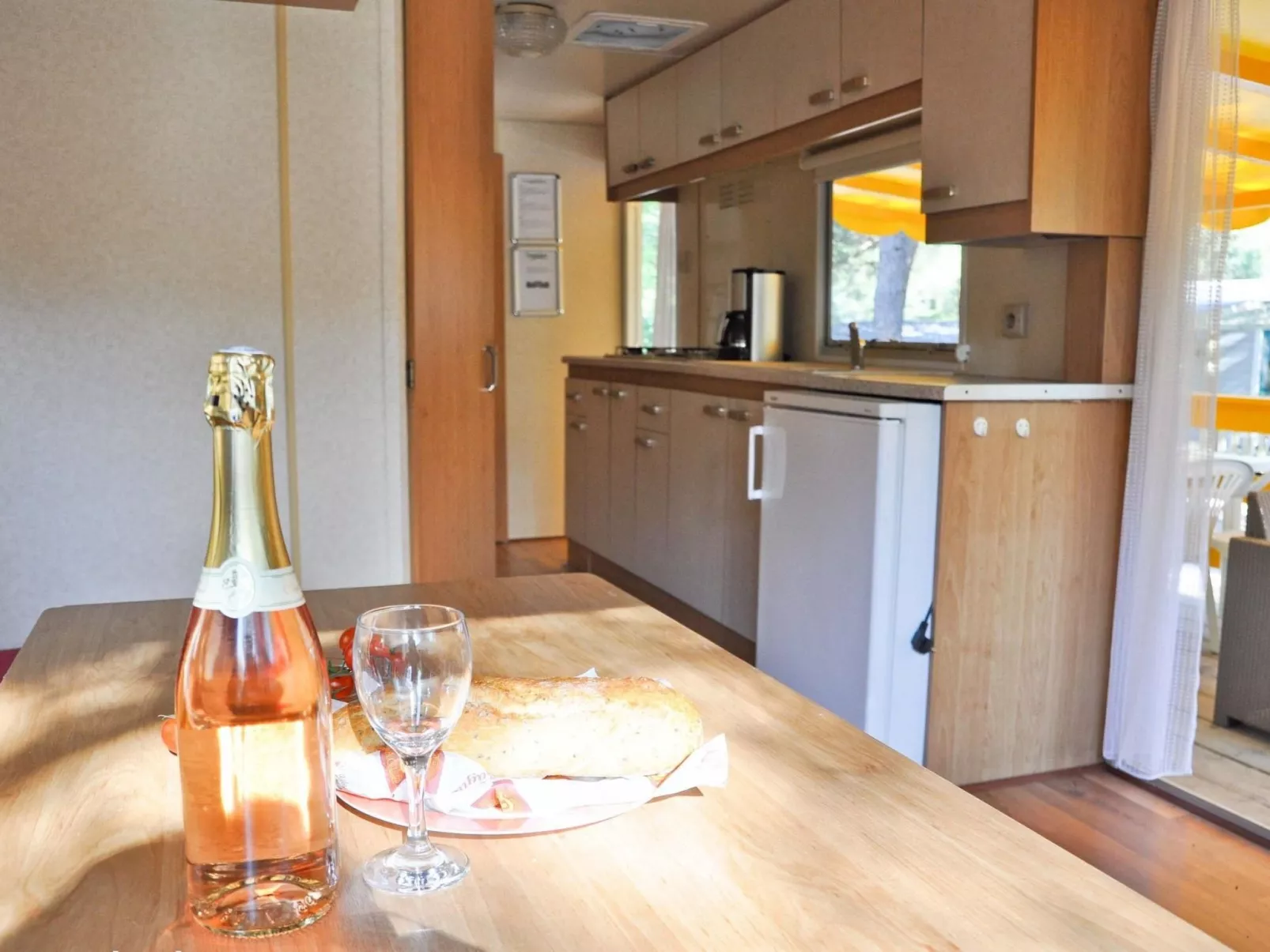 Stacaravan camping Lei Suves cote d'azur Var-Binnen