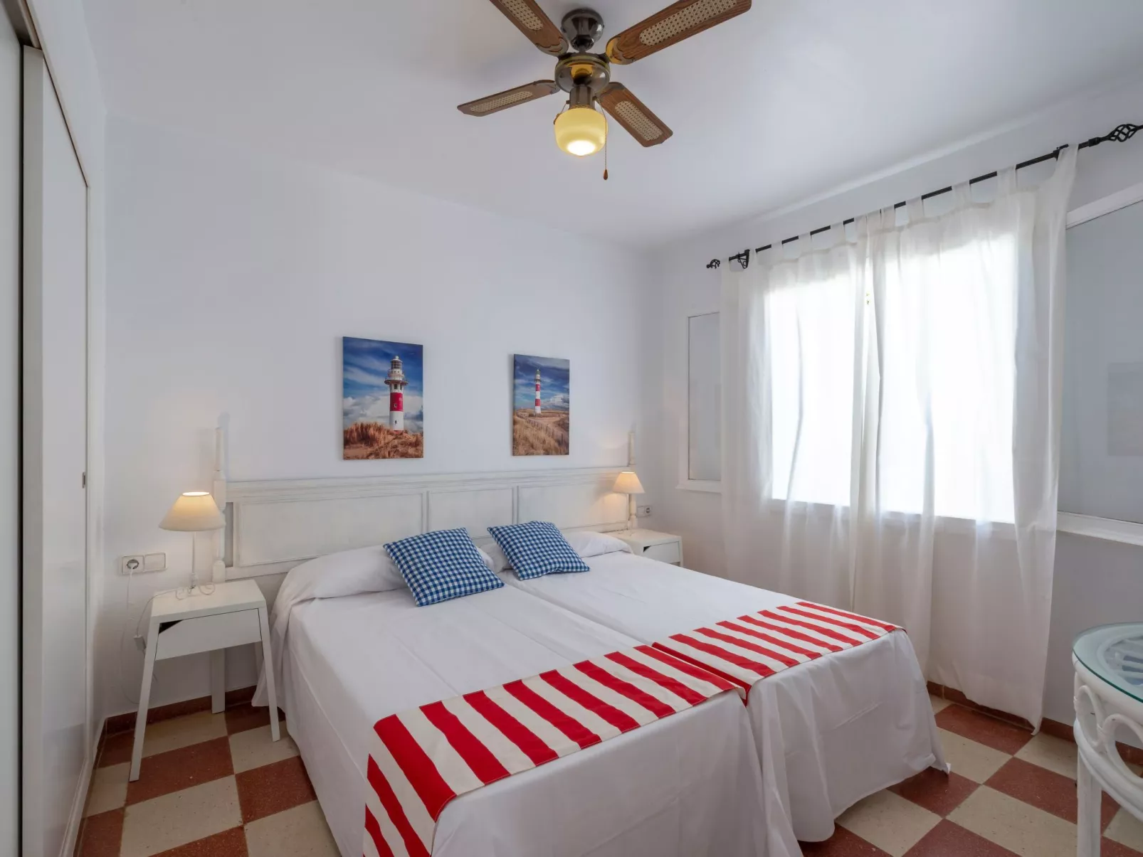 Moderne, frische Familienvilla Allondra - Binnen