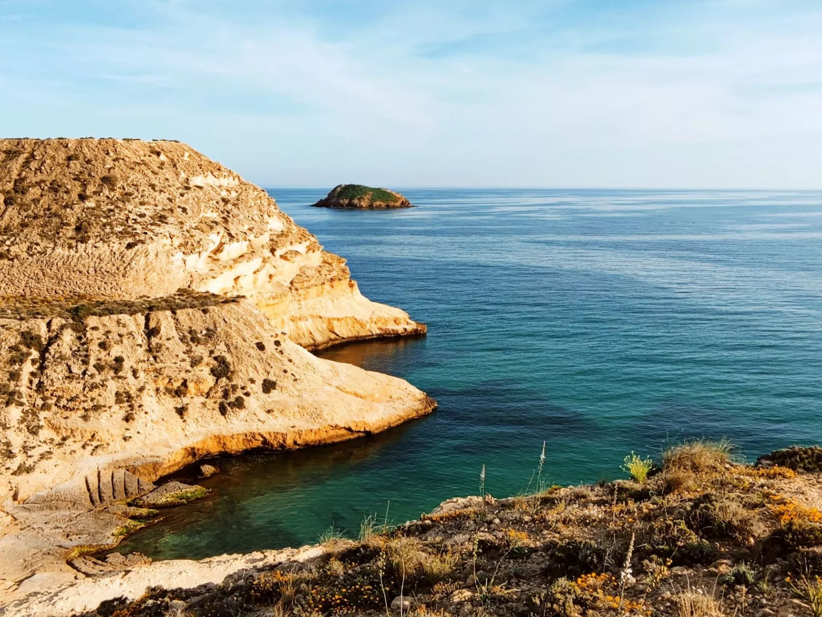 La Invincible Terreros in der 1. Reihe des Strandes-Buiten