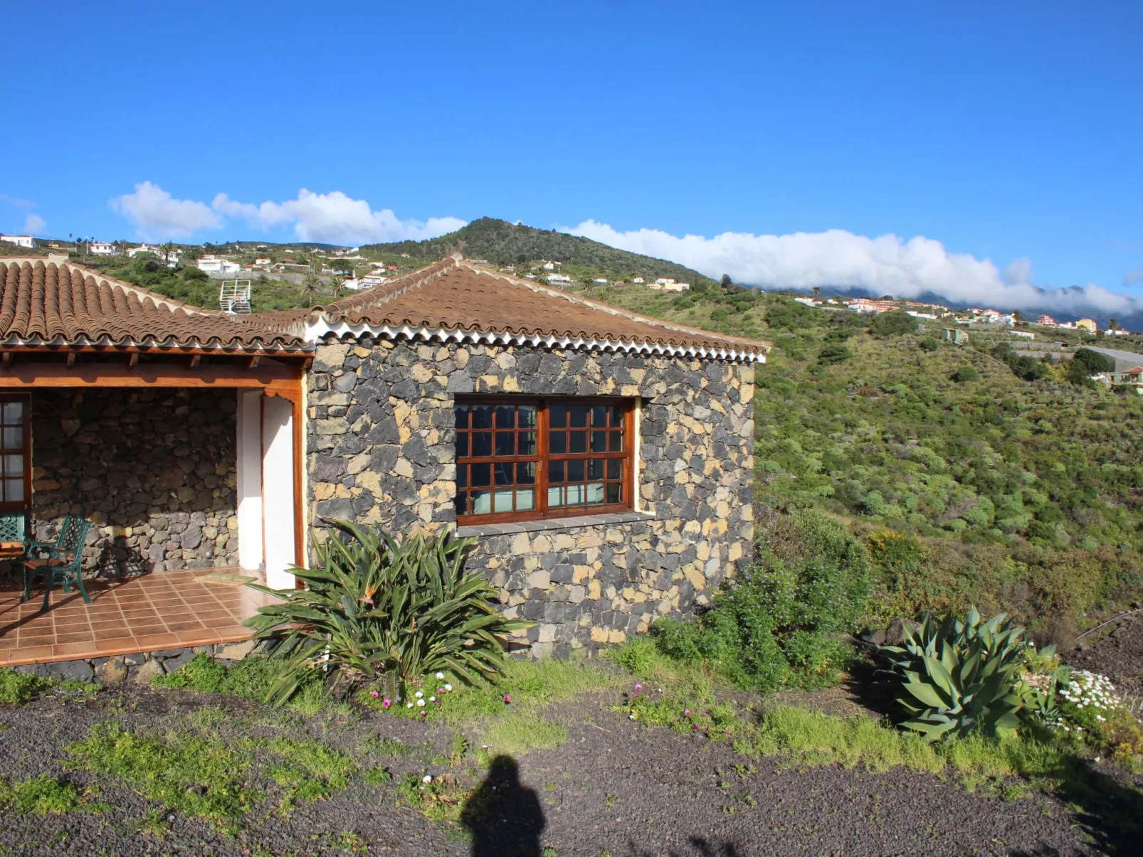 In Monte Breñas mit Grill, Terrasse und Garten-Buiten