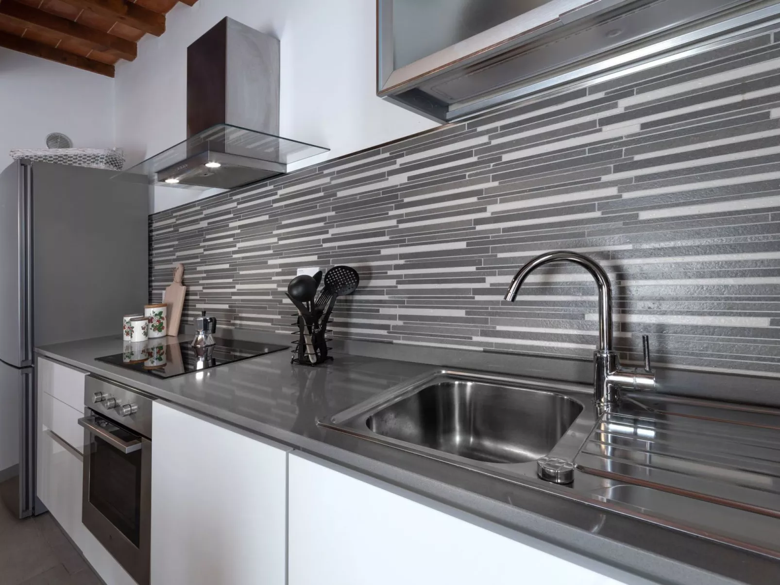 Modernes Haus mit Garten und privatem Parkplatz-Binnen